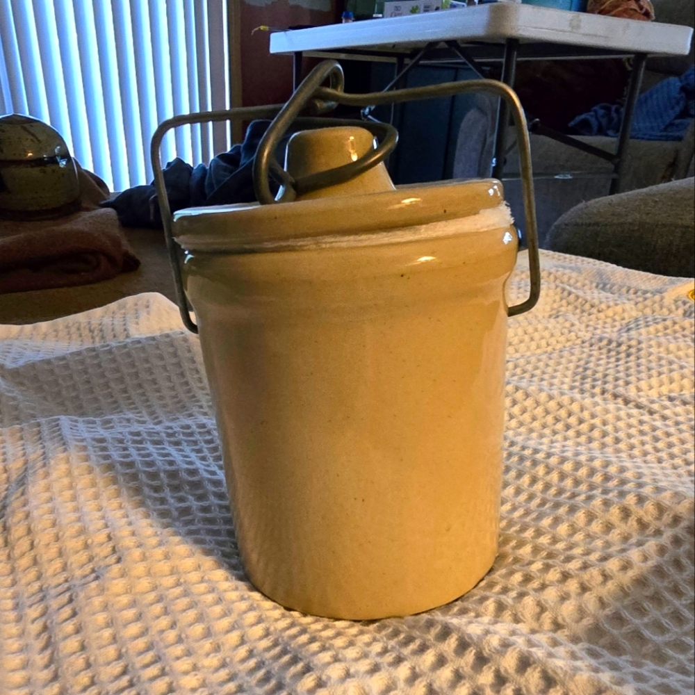 ❤️B2G1 EUC small glazed clay jar with metal seal